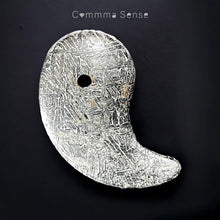 Load image into Gallery viewer, 天鐵勾玉