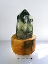 Load image into Gallery viewer, 千層金字塔綠幽靈晶柱 配純木底座 Phantom Crystal with wooden stand