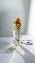 Load image into Gallery viewer, 雙尖浮生幻影金字塔油膽閃靈鑽 Petroleum Quartz - Golden Enhydro with Moving bubble